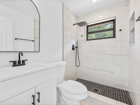 949 SE 5th St, Deerfield Beach FL 33441