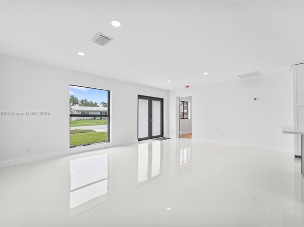 949 SE 5th St, Deerfield Beach FL 33441