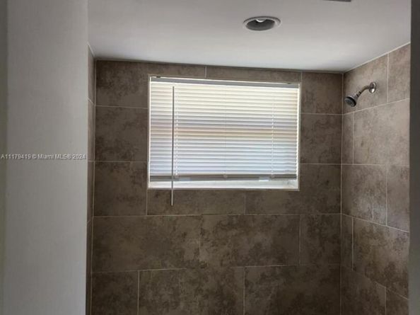 18900 NE 3rd Ct 516, Miami FL 33179
