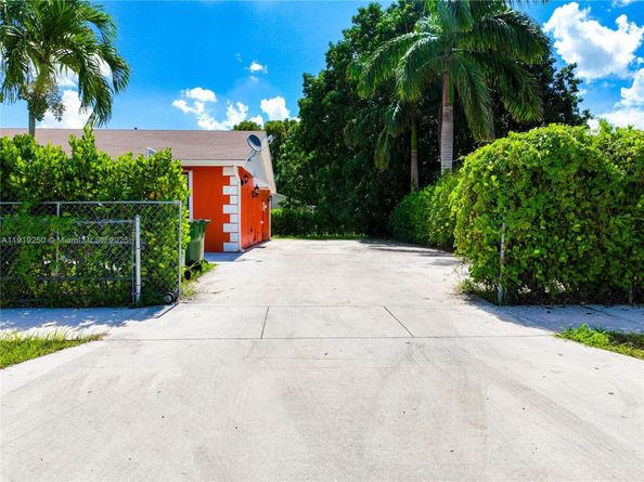 235 SW 16th Ter, Homestead FL 33030