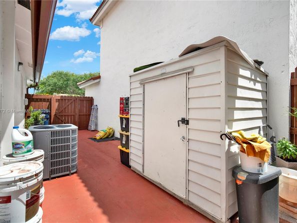 5566 NW 102nd Pl, Doral FL 33178