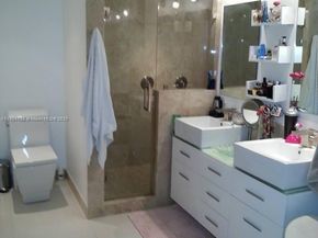 546 NE 199th Ln 4W, Miami FL 33179