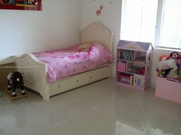 546 NE 199th Ln 4W, Miami FL 33179