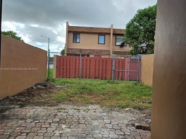 2754 NW 193rd Ter, Miami Gardens FL 33056