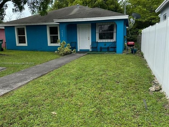 2622 NW 47th St, Miami FL 33142