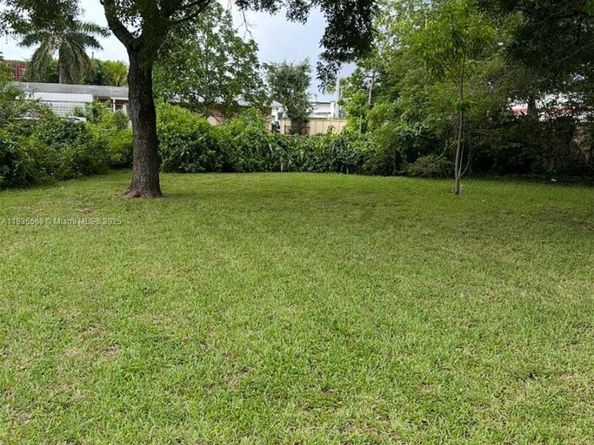 2622 NW 47th St, Miami FL 33142
