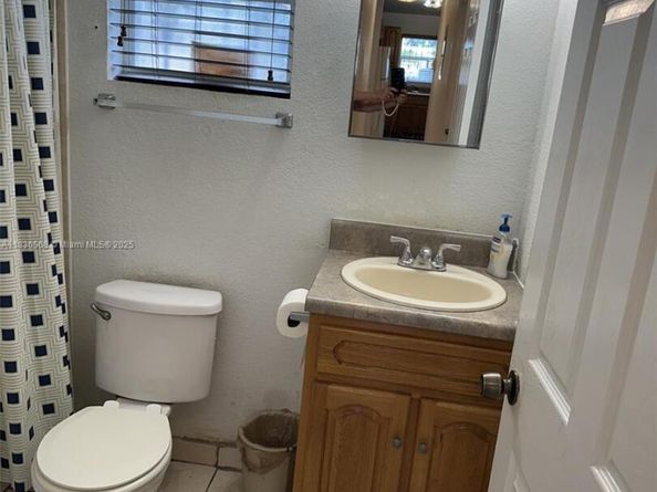 2622 NW 47th St, Miami FL 33142