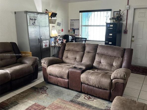 2622 NW 47th St, Miami FL 33142