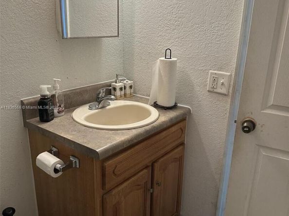 2622 NW 47th St, Miami FL 33142