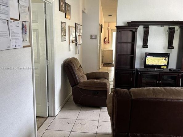 2622 NW 47th St, Miami FL 33142