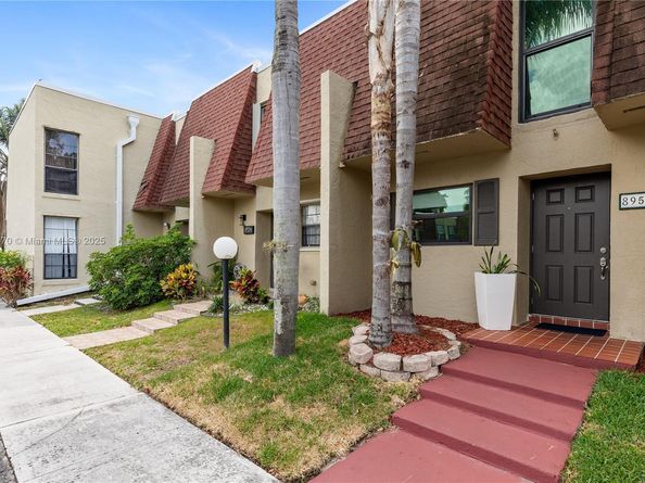 8956 Palm Tree Ln 8956, Pembroke Pines FL 33024