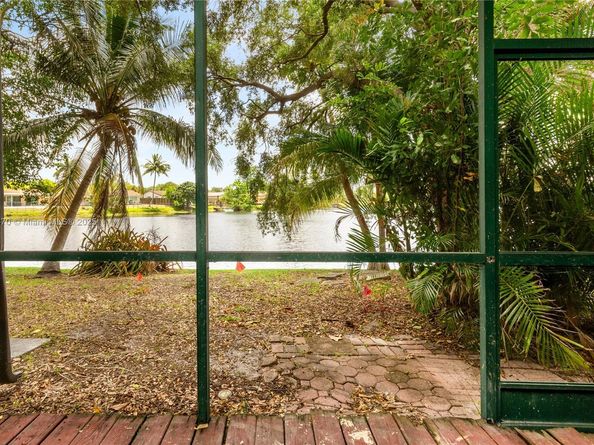 8956 Palm Tree Ln 8956, Pembroke Pines FL 33024