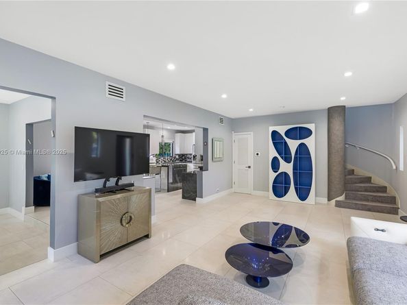 6166 Pine Tree Dr, Miami Beach FL 33140