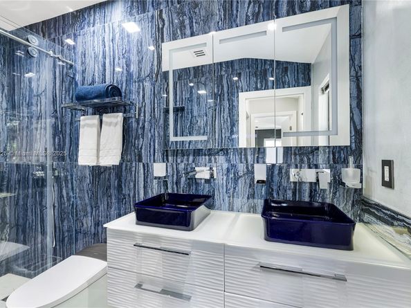 6166 Pine Tree Dr, Miami Beach FL 33140