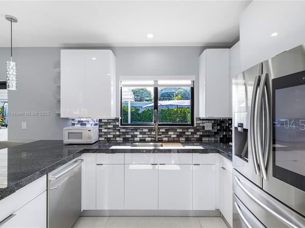 6166 Pine Tree Dr, Miami Beach FL 33140