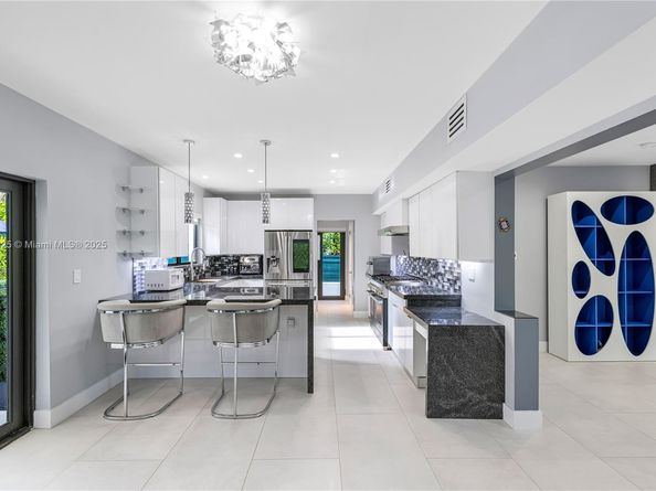 6166 Pine Tree Dr, Miami Beach FL 33140