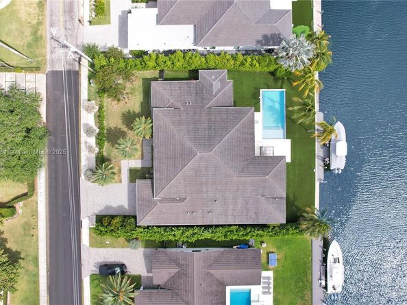 1651 Diplomat Pkwy, Hallandale Beach FL 33009