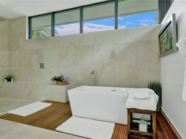 1651 Diplomat Pkwy, Hallandale Beach FL 33009