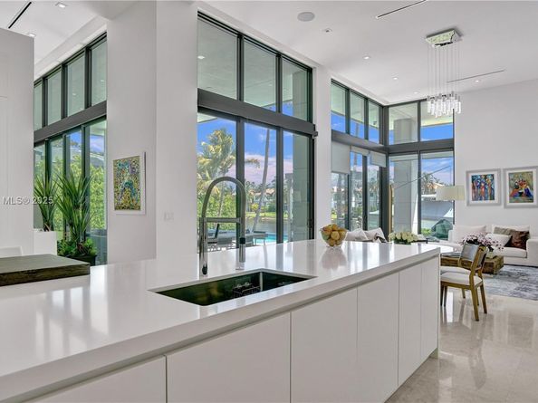 1651 Diplomat Pkwy, Hallandale Beach FL 33009