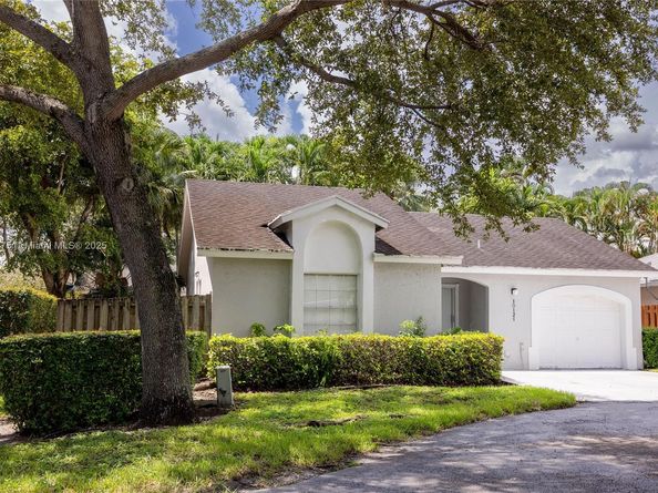 10121 NW 51st Ln, Doral FL 33178