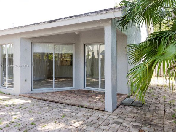 10121 NW 51st Ln, Doral FL 33178