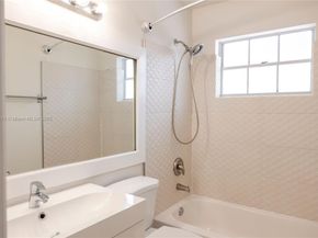 10121 NW 51st Ln, Doral FL 33178