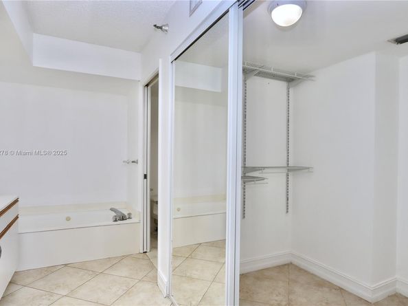3500 Mystic Pointe Dr 1207, Aventura FL 33180