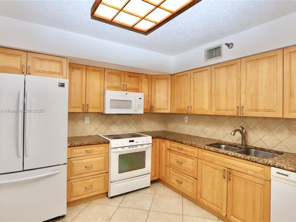 3500 Mystic Pointe Dr 1207, Aventura FL 33180