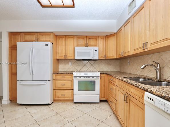 3500 Mystic Pointe Dr 1207, Aventura FL 33180