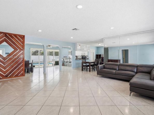 5518 Mckinley St, Hollywood FL 33021