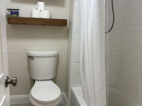 437 Lakeview Dr 104, Weston FL 33326