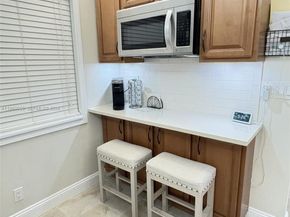 437 Lakeview Dr 104, Weston FL 33326