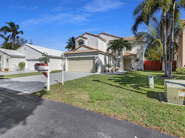 104 Wedgewood Lks S, Green Acres FL 33463