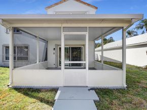 104 Wedgewood Lks S, Green Acres FL 33463