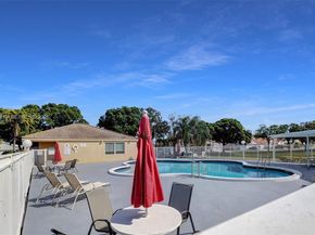 104 Wedgewood Lks S, Green Acres FL 33463