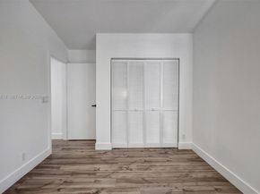 104 Wedgewood Lks S, Green Acres FL 33463