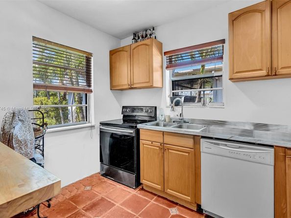 836 W 40th St, Miami Beach FL 33140