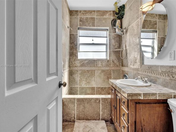 836 W 40th St, Miami Beach FL 33140