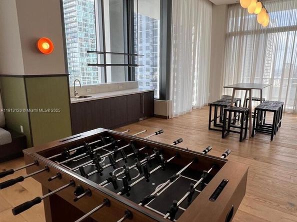 11 NE 6th St 1906, Miami FL 33132