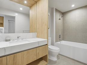 11 NE 6th St 1906, Miami FL 33132