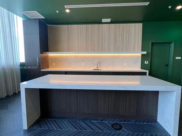 11 NE 6th St 1906, Miami FL 33132