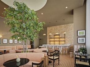 11 NE 6th St 1906, Miami FL 33132