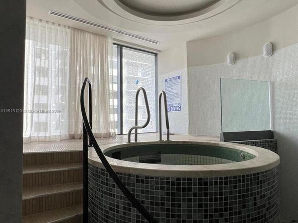 11 NE 6th St 1906, Miami FL 33132