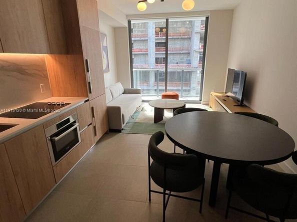 11 NE 6th St 1906, Miami FL 33132