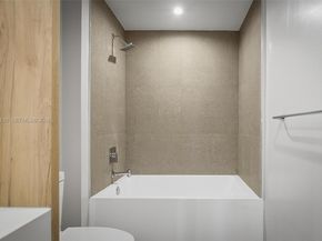 11 NE 6th St 1906, Miami FL 33132