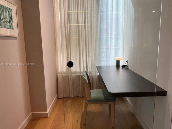 11 NE 6th St 1906, Miami FL 33132