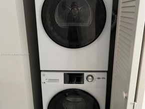 11 NE 6th St 1906, Miami FL 33132