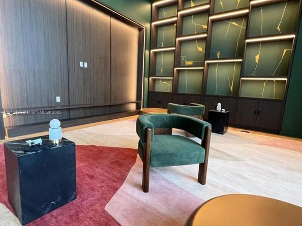 11 NE 6th St 1906, Miami FL 33132