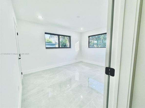 20 NE 135th St, North Miami FL 33161