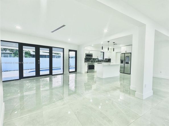 20 NE 135th St, North Miami FL 33161